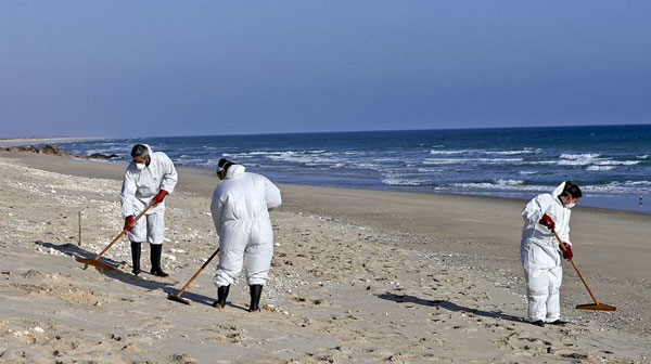 Sentinel-1 supports detection of illegal oil spills